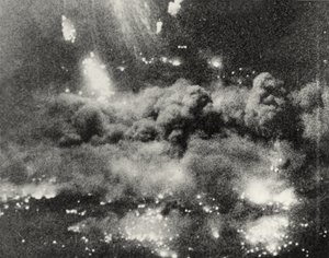 爆弾による被害を含むベルリンの景色を示す写真、ドイツ、1945 作： English Photographer